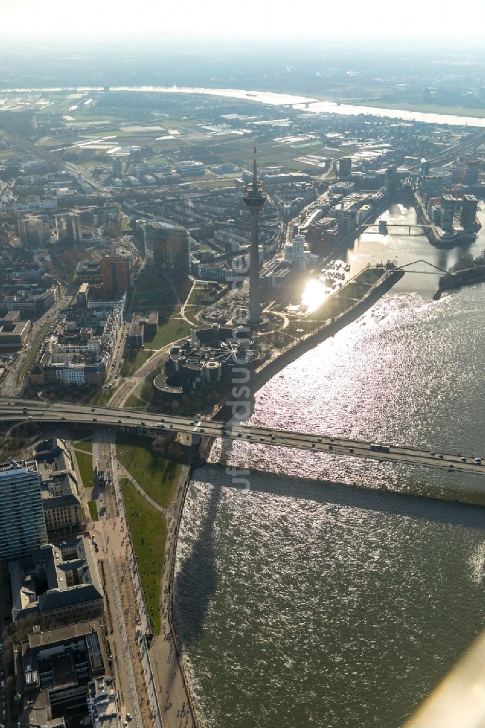 Luftaufnahme Düsseldorf - Fluß - Brückenbauwerk Rheinkniebrücke im Ortsteil Carlstadt in Düsseldorf im Bundesland Nordrhein-Westfalen, Deutschland