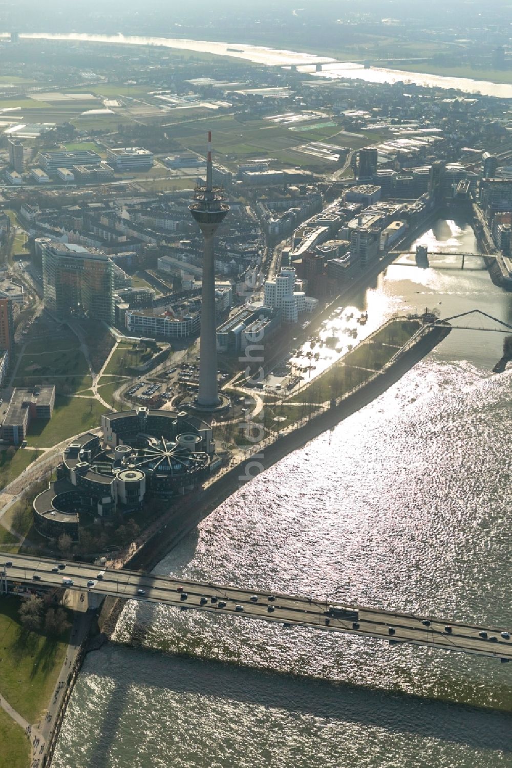 Düsseldorf von oben - Fluß - Brückenbauwerk Rheinkniebrücke im Ortsteil Carlstadt in Düsseldorf im Bundesland Nordrhein-Westfalen, Deutschland