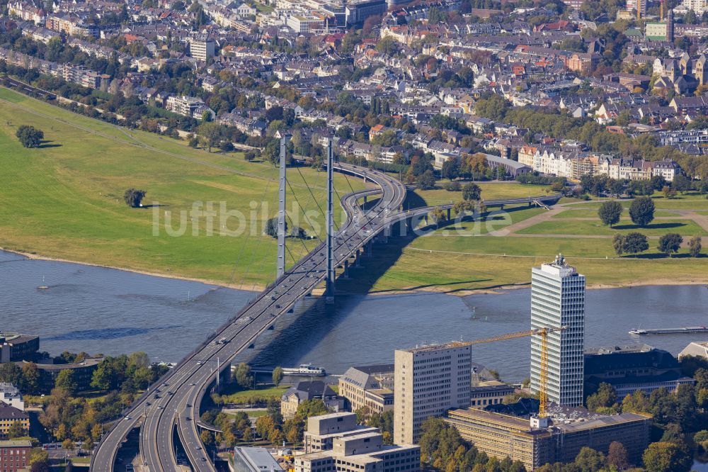 Luftbild Düsseldorf - Fluß - Brückenbauwerk Rheinkniebrücke im Ortsteil Carlstadt in Düsseldorf im Bundesland Nordrhein-Westfalen, Deutschland