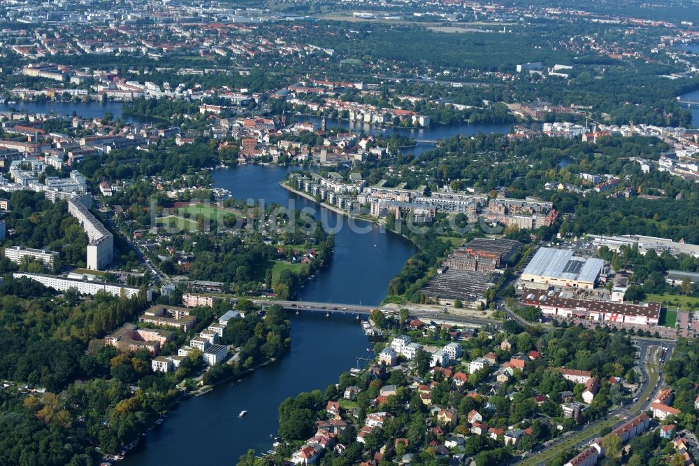 Luftbild Berlin - Fluß - Brückenbauwerk der Salvador-Allende-Straße zwischen Wendenschloss und Hirschgarten in Berlin, Deutschland