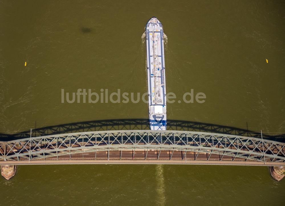 Köln aus der Vogelperspektive: Fluss - Brückenbauwerk Südbrücke über den Rhein in Köln im Bundesland Nordrhein-Westfalen, Deutschland