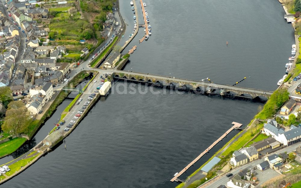 Luftbild Killaloe - Fluß - Brückenbauwerk Shannon in Killaloe in Clare, Irland