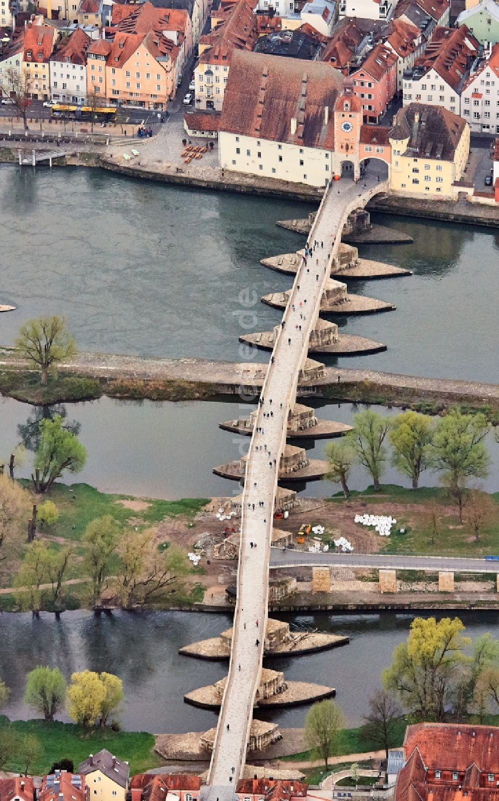 Luftbild Regensburg - Fluß - Brückenbauwerk Steinerne Brücke über die Ufer der Donau in Regensburg im Bundesland Bayern, Deutschland