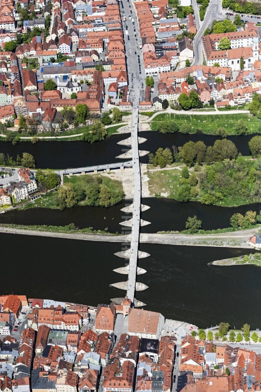 Regensburg aus der Vogelperspektive: Fluß - Brückenbauwerk Steinerne Brücke über die Ufer der Donau in Regensburg im Bundesland Bayern, Deutschland