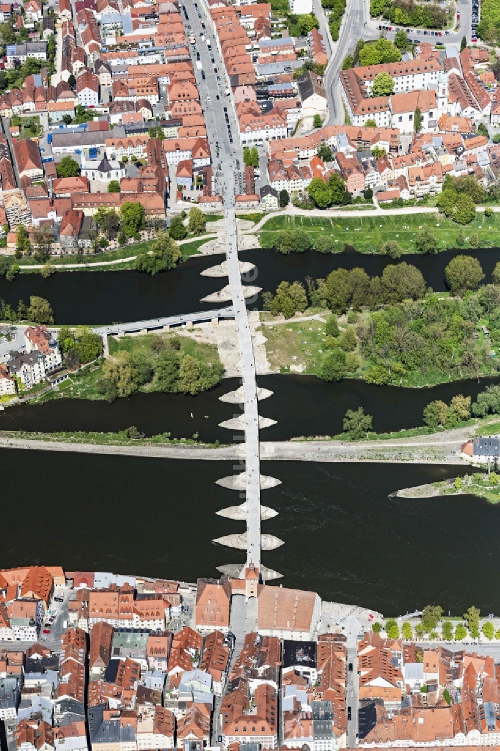 Luftbild Regensburg - Fluß - Brückenbauwerk Steinerne Brücke über die Ufer der Donau in Regensburg im Bundesland Bayern, Deutschland