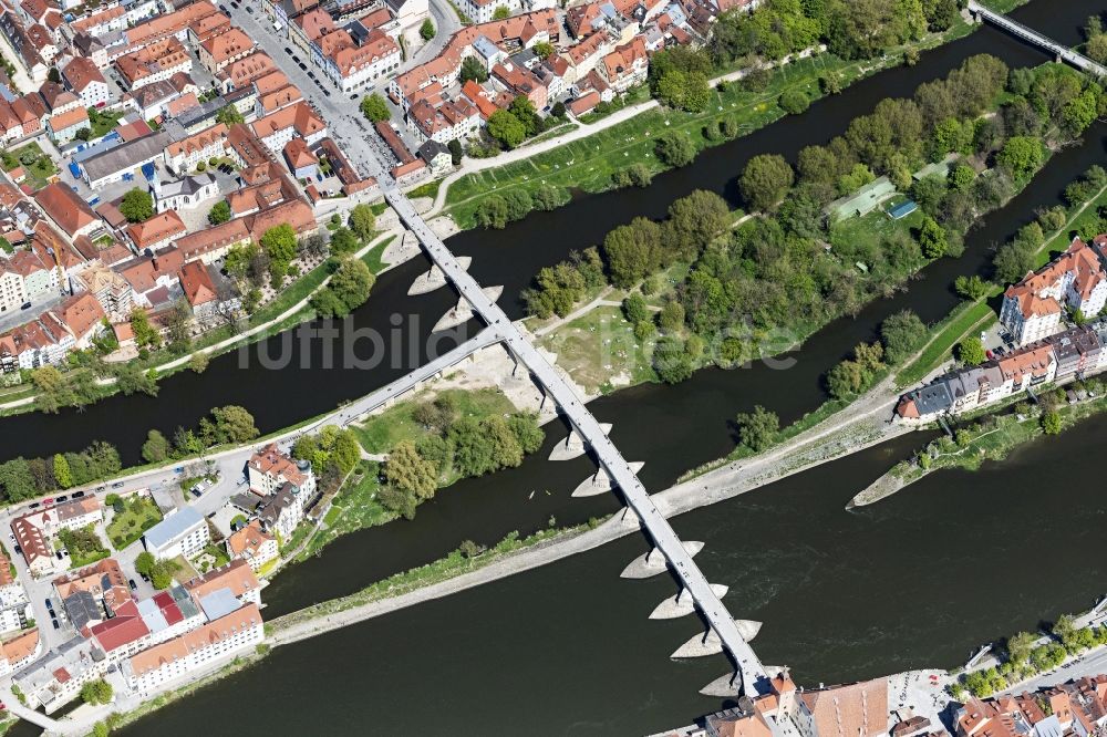 Luftaufnahme Regensburg - Fluß - Brückenbauwerk Steinerne Brücke über die Ufer der Donau in Regensburg im Bundesland Bayern, Deutschland