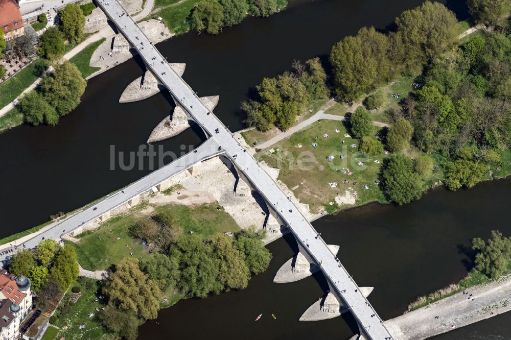 Regensburg von oben - Fluß - Brückenbauwerk Steinerne Brücke über die Ufer der Donau in Regensburg im Bundesland Bayern, Deutschland