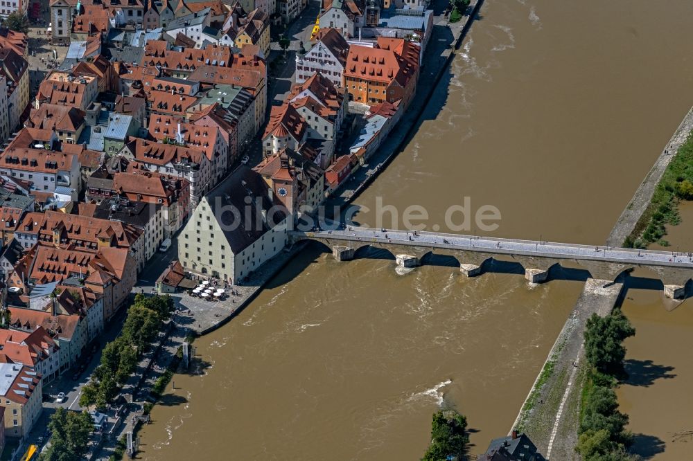 Regensburg aus der Vogelperspektive: Fluß - Brückenbauwerk Steinerne Brücke über die Ufer der Donau in Regensburg im Bundesland Bayern, Deutschland