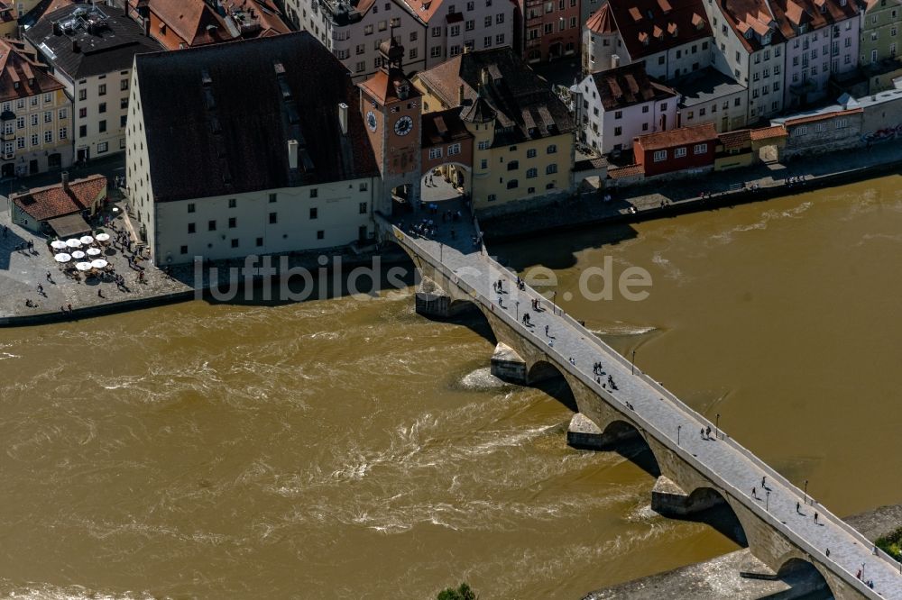 Luftbild Regensburg - Fluß - Brückenbauwerk Steinerne Brücke über die Ufer der Donau in Regensburg im Bundesland Bayern, Deutschland