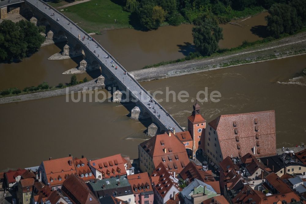 Luftaufnahme Regensburg - Fluß - Brückenbauwerk Steinerne Brücke über die Ufer der Donau in Regensburg im Bundesland Bayern, Deutschland