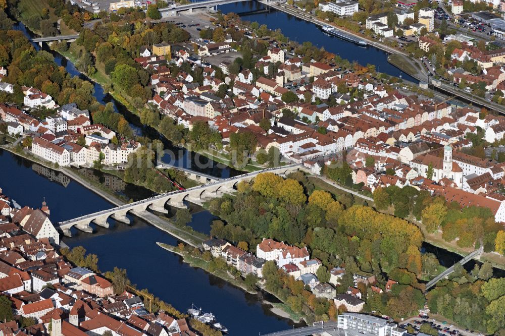 Regensburg von oben - Fluß - Brückenbauwerk Steinerne Brücke über die Ufer der Donau in Regensburg im Bundesland Bayern, Deutschland