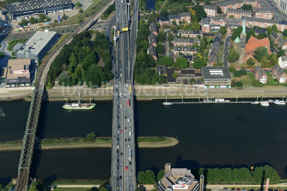 Luftaufnahme Bremen - Fluß - Brückenbauwerk Stephanibrücke und Eisenbahnbrücke über dem Fluss Weser im Norden der Hansestadt Bremen