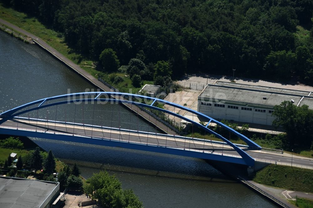 Genthin aus der Vogelperspektive: Fluß - Brückenbauwerk Straßenbrücke über dem Elbe-Havel-Kanal im Nordosten von Genthin im Bundesland Sachsen-Anhalt