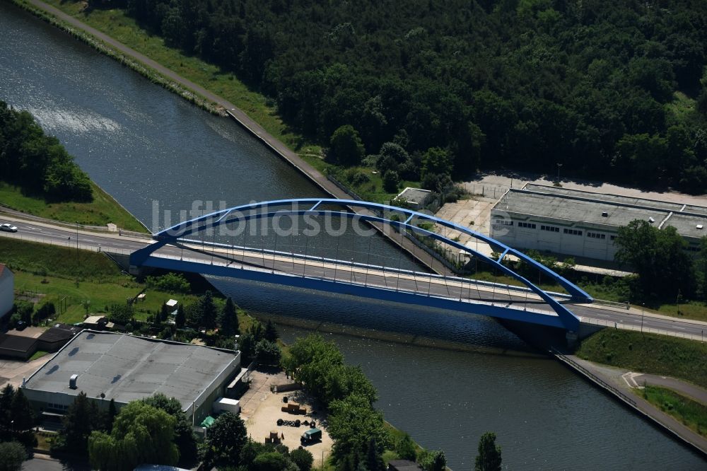 Luftbild Genthin - Fluß - Brückenbauwerk Straßenbrücke über dem Elbe-Havel-Kanal im Nordosten von Genthin im Bundesland Sachsen-Anhalt