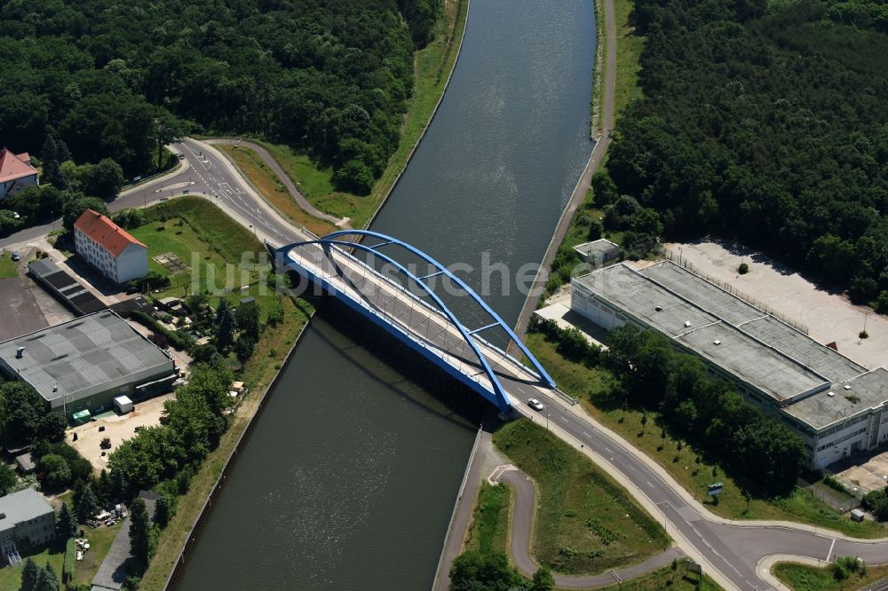 Luftaufnahme Genthin - Fluß - Brückenbauwerk Straßenbrücke über dem Elbe-Havel-Kanal im Nordosten von Genthin im Bundesland Sachsen-Anhalt