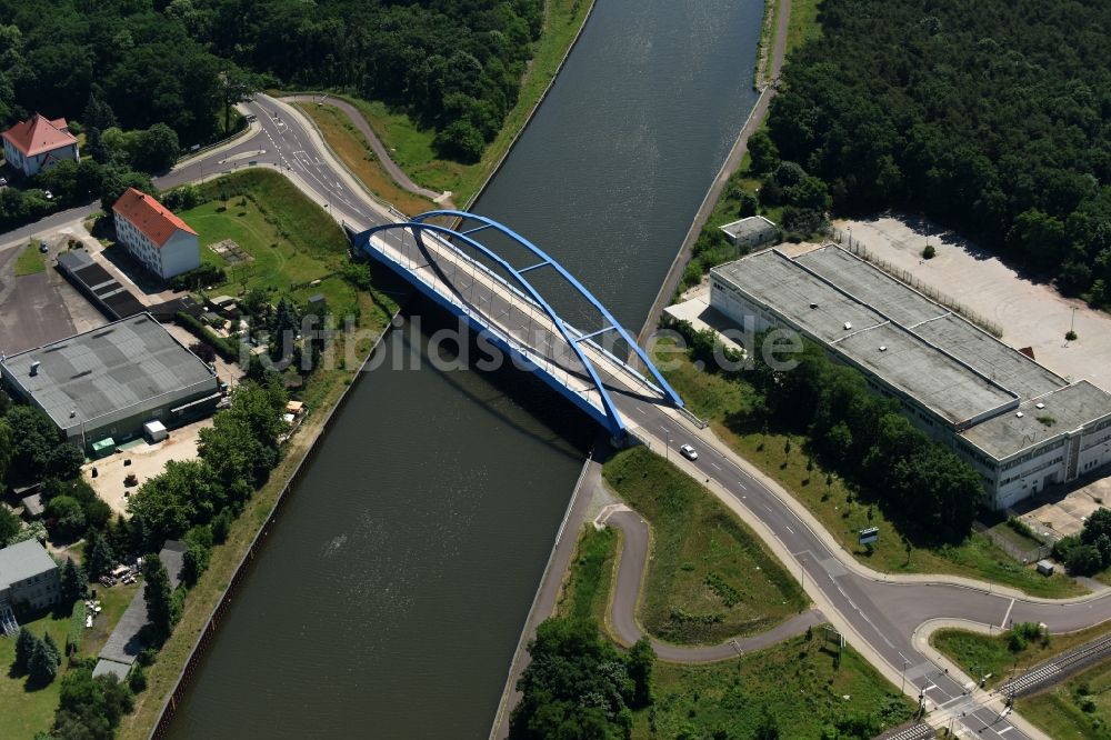 Genthin von oben - Fluß - Brückenbauwerk Straßenbrücke über dem Elbe-Havel-Kanal im Nordosten von Genthin im Bundesland Sachsen-Anhalt