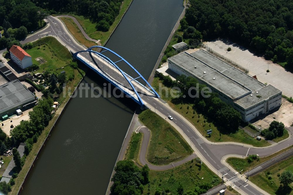 Genthin aus der Vogelperspektive: Fluß - Brückenbauwerk Straßenbrücke über dem Elbe-Havel-Kanal im Nordosten von Genthin im Bundesland Sachsen-Anhalt