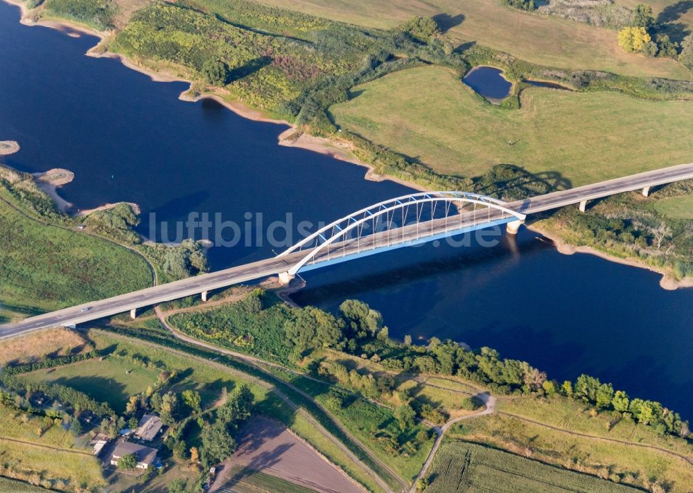 Tangermünde aus der Vogelperspektive: Fluß - Brückenbauwerk in Tangermünde im Bundesland Sachsen-Anhalt