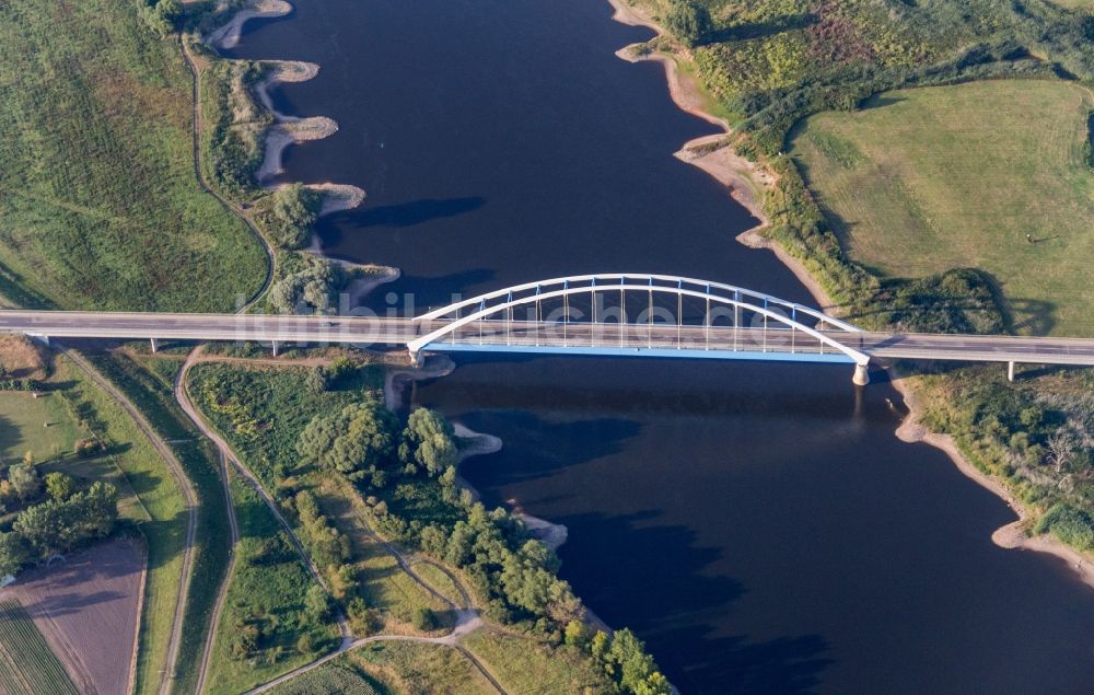 Luftbild Tangermünde - Fluß - Brückenbauwerk in Tangermünde im Bundesland Sachsen-Anhalt