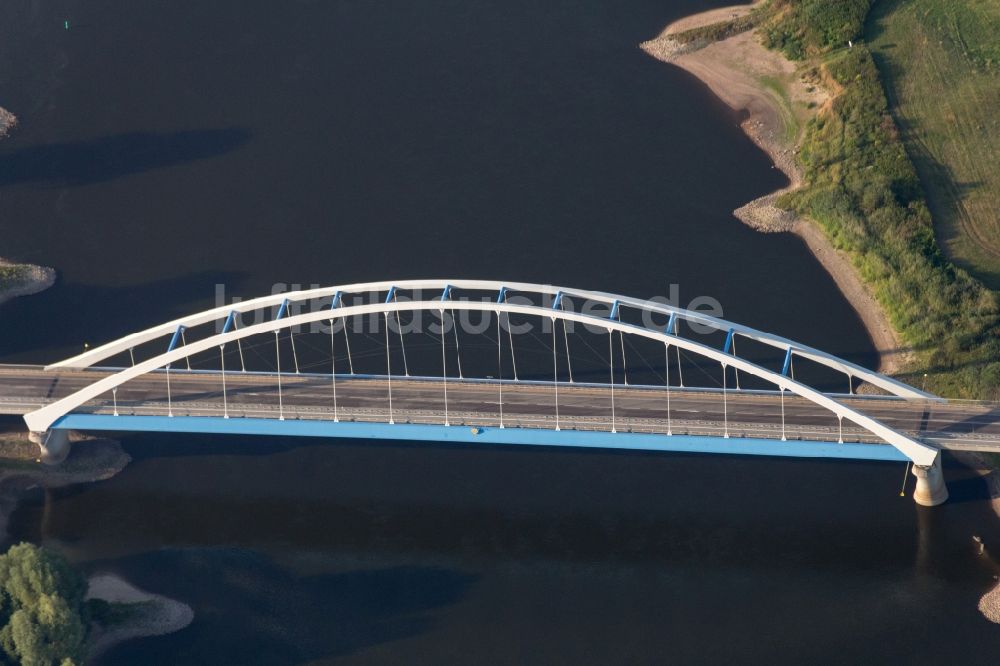 Luftaufnahme Tangermünde - Fluß - Brückenbauwerk in Tangermünde im Bundesland Sachsen-Anhalt