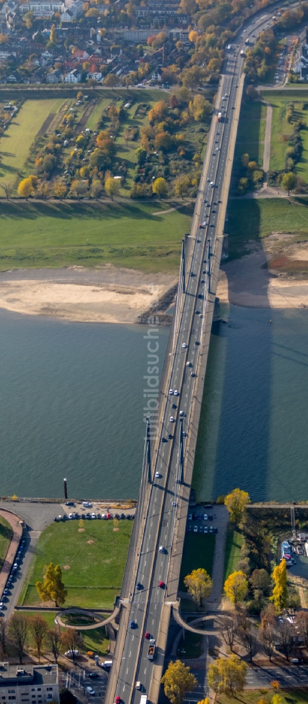 Luftaufnahme Düsseldorf - Fluß - Brückenbauwerk Theodor-Heuss-Brücke über den Rhein im Ortsteil Golzheim in Düsseldorf im Bundesland Nordrhein-Westfalen, Deutschland