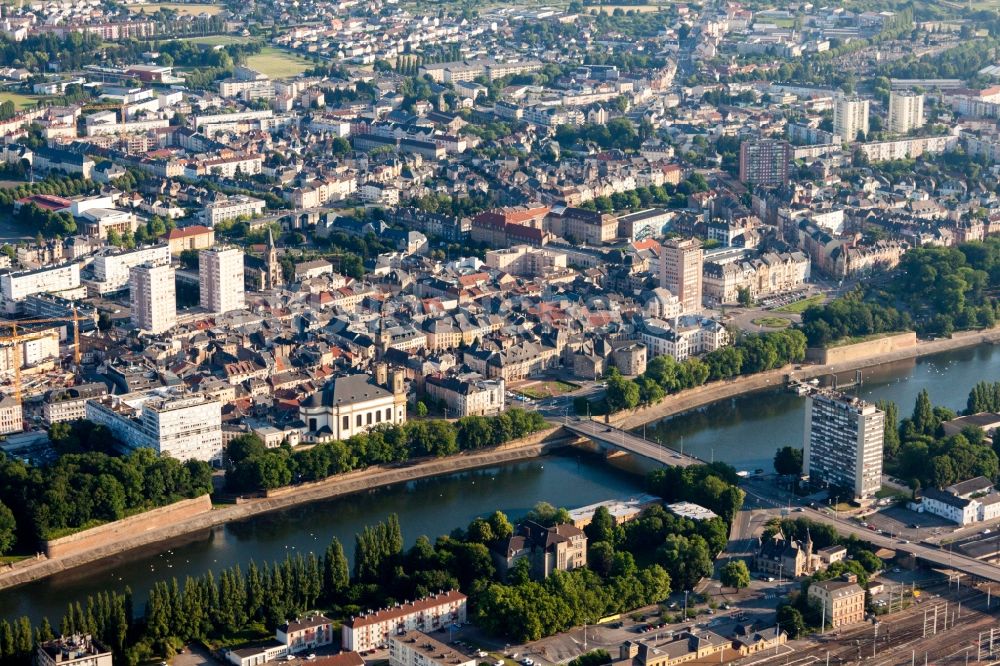 Thionville von oben - Fluß - Brückenbauwerk in Thionville in Grand Est, Frankreich