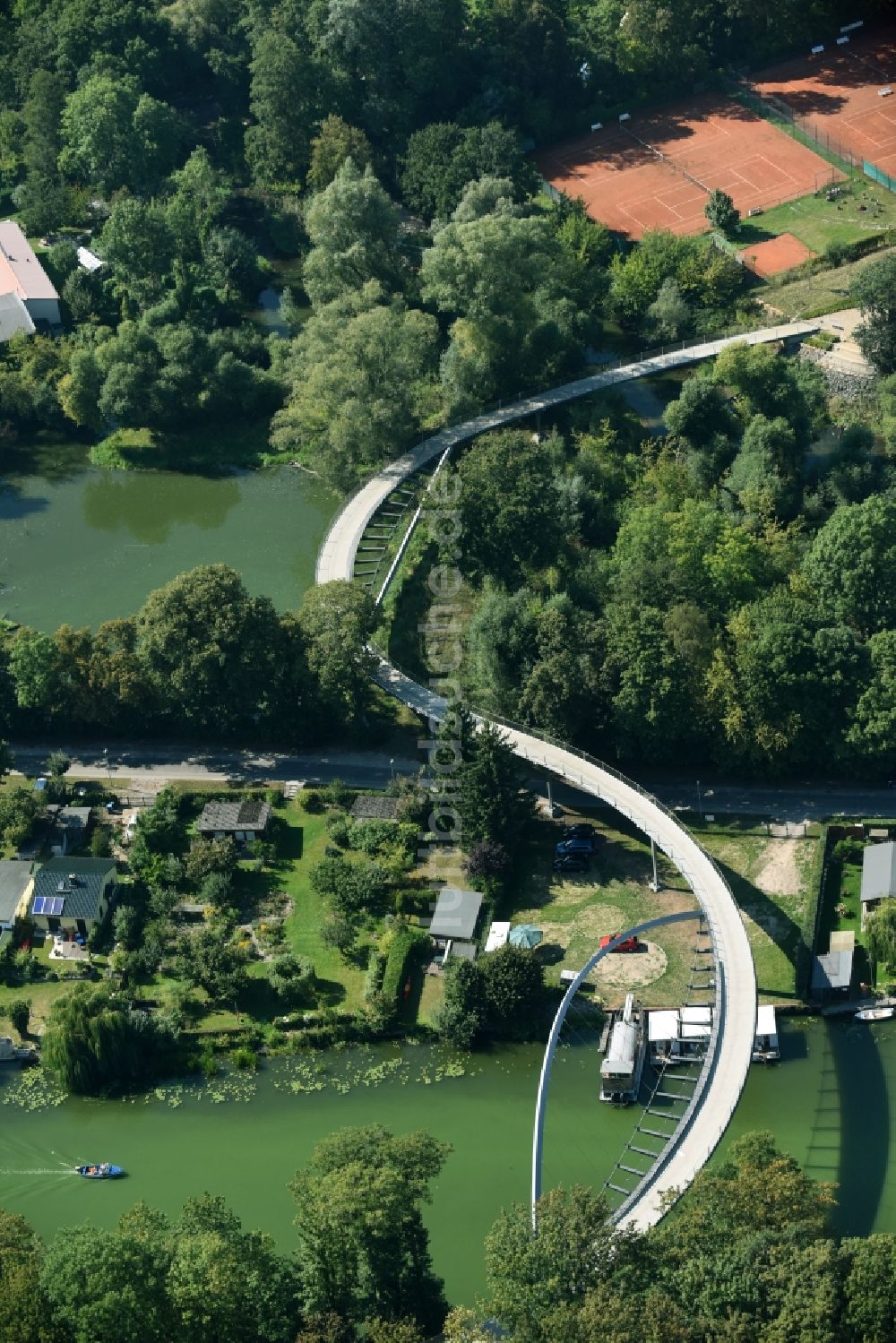 Luftbild Rathenow - Fluss - Brückenbauwerk Weinberg-Brücke über die Rathenower Havel in Rathenow im Bundesland Brandenburg