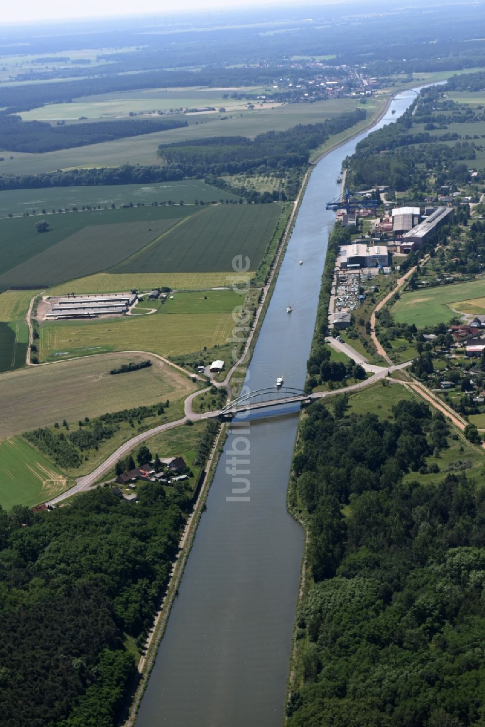 Elbe-Parey aus der Vogelperspektive: Fluß - Brückenbauwerk Werder Straßenbrücke in Elbe-Parey im Bundesland Sachsen-Anhalt