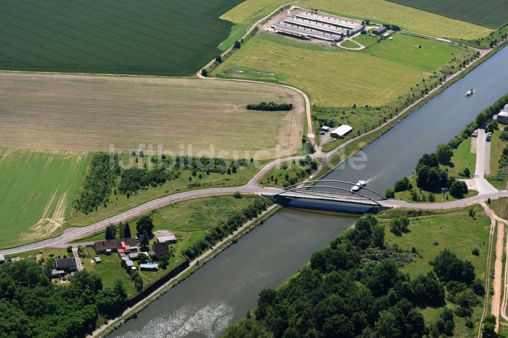 Luftbild Elbe-Parey - Fluß - Brückenbauwerk Werder Straßenbrücke in Elbe-Parey im Bundesland Sachsen-Anhalt