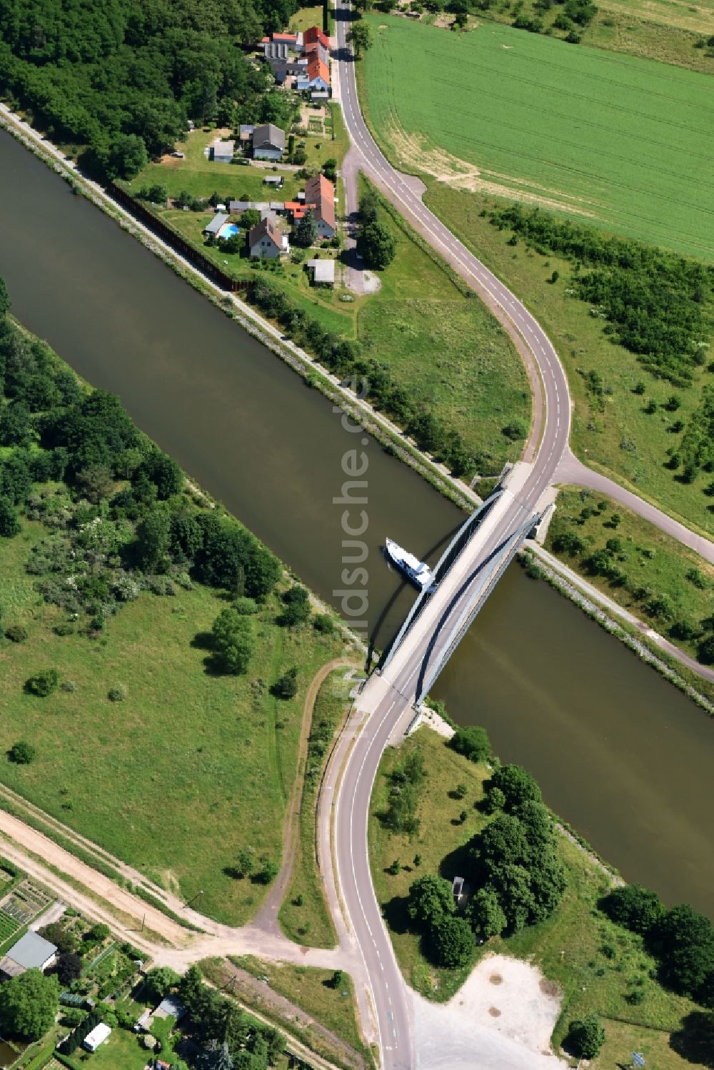 Elbe-Parey von oben - Fluß - Brückenbauwerk Werder Straßenbrücke in Elbe-Parey im Bundesland Sachsen-Anhalt