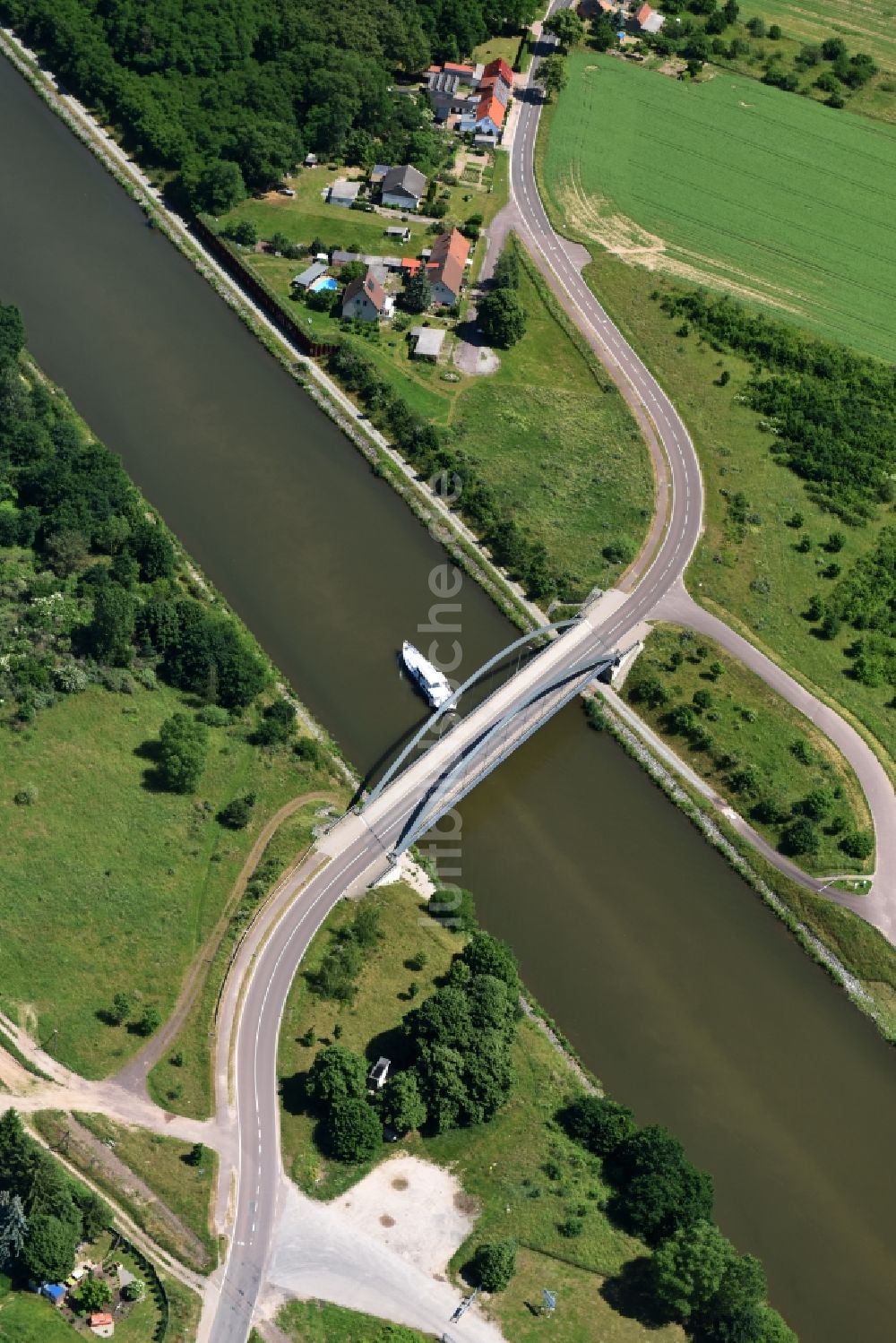 Elbe-Parey aus der Vogelperspektive: Fluß - Brückenbauwerk Werder Straßenbrücke in Elbe-Parey im Bundesland Sachsen-Anhalt