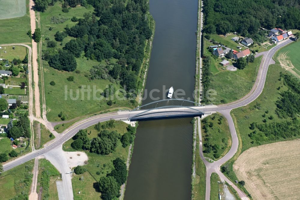 Luftbild Elbe-Parey - Fluß - Brückenbauwerk Werder Straßenbrücke in Elbe-Parey im Bundesland Sachsen-Anhalt