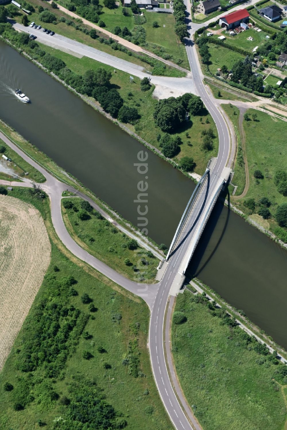 Elbe-Parey von oben - Fluß - Brückenbauwerk Werder Straßenbrücke in Elbe-Parey im Bundesland Sachsen-Anhalt