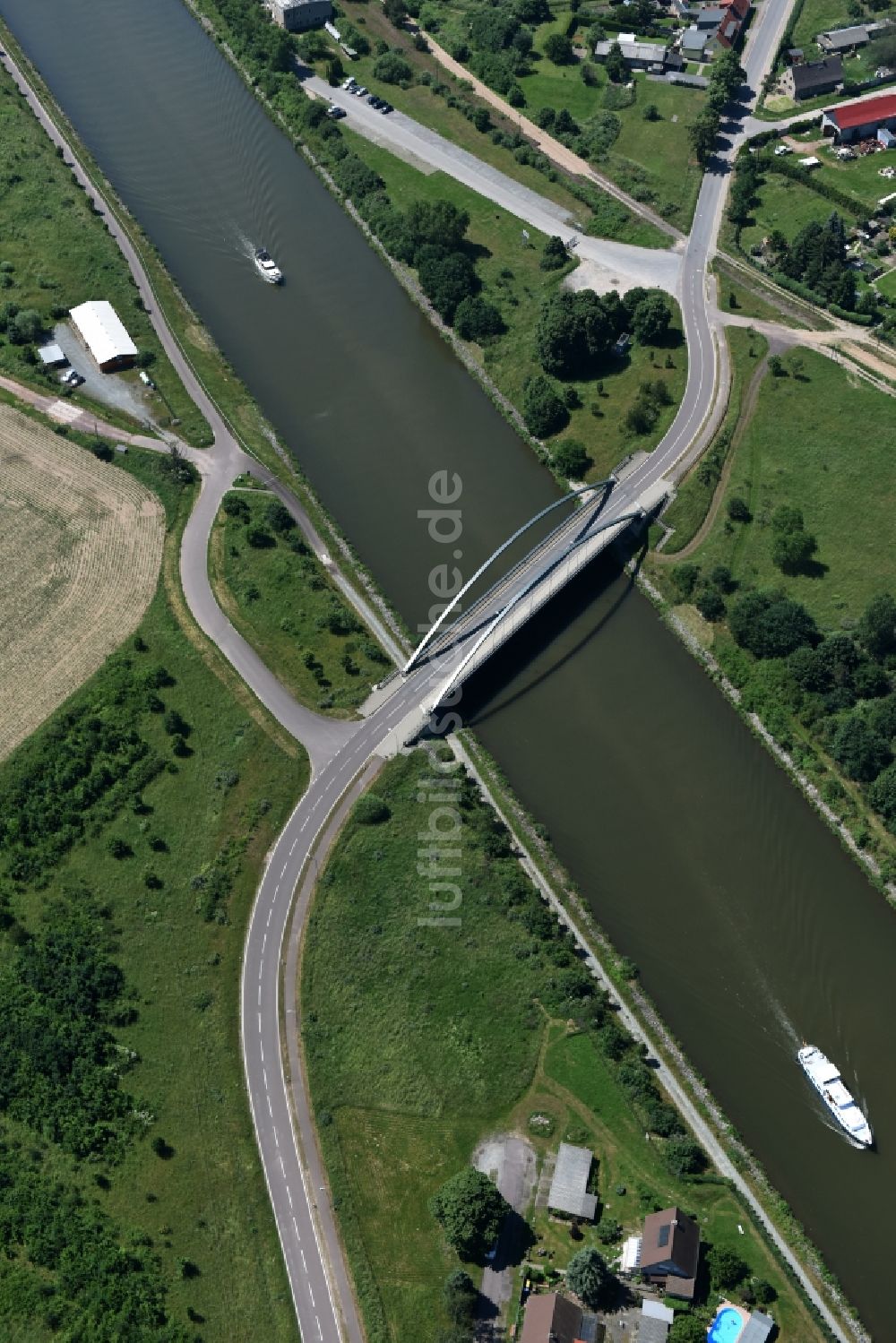 Elbe-Parey aus der Vogelperspektive: Fluß - Brückenbauwerk Werder Straßenbrücke in Elbe-Parey im Bundesland Sachsen-Anhalt