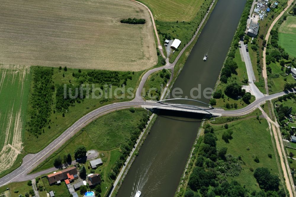 Luftbild Elbe-Parey - Fluß - Brückenbauwerk Werder Straßenbrücke in Elbe-Parey im Bundesland Sachsen-Anhalt