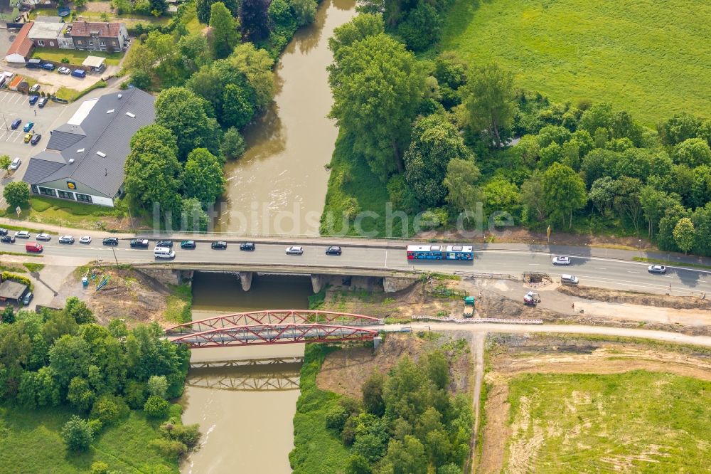 Bergkamen aus der Vogelperspektive: Fluß - Brückenbauwerk an der Werner Straße über die Lippe in Bergkamen im Bundesland Nordrhein-Westfalen, Deutschland