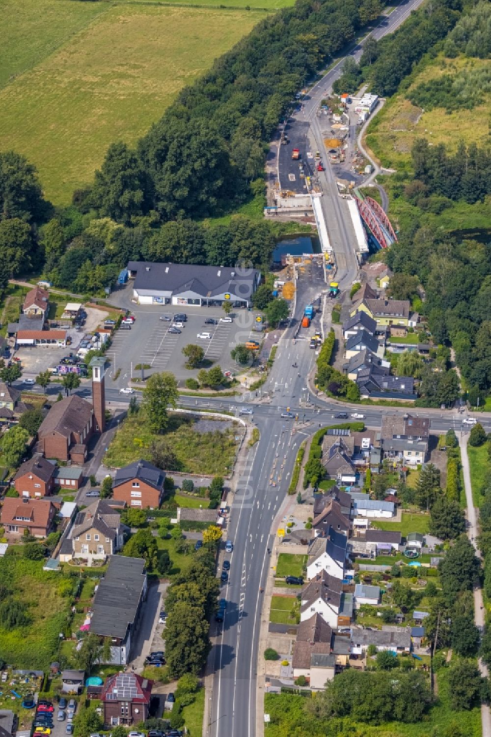 Bergkamen von oben - Fluß - Brückenbauwerk an der Werner Straße über die Lippe in Bergkamen im Bundesland Nordrhein-Westfalen, Deutschland