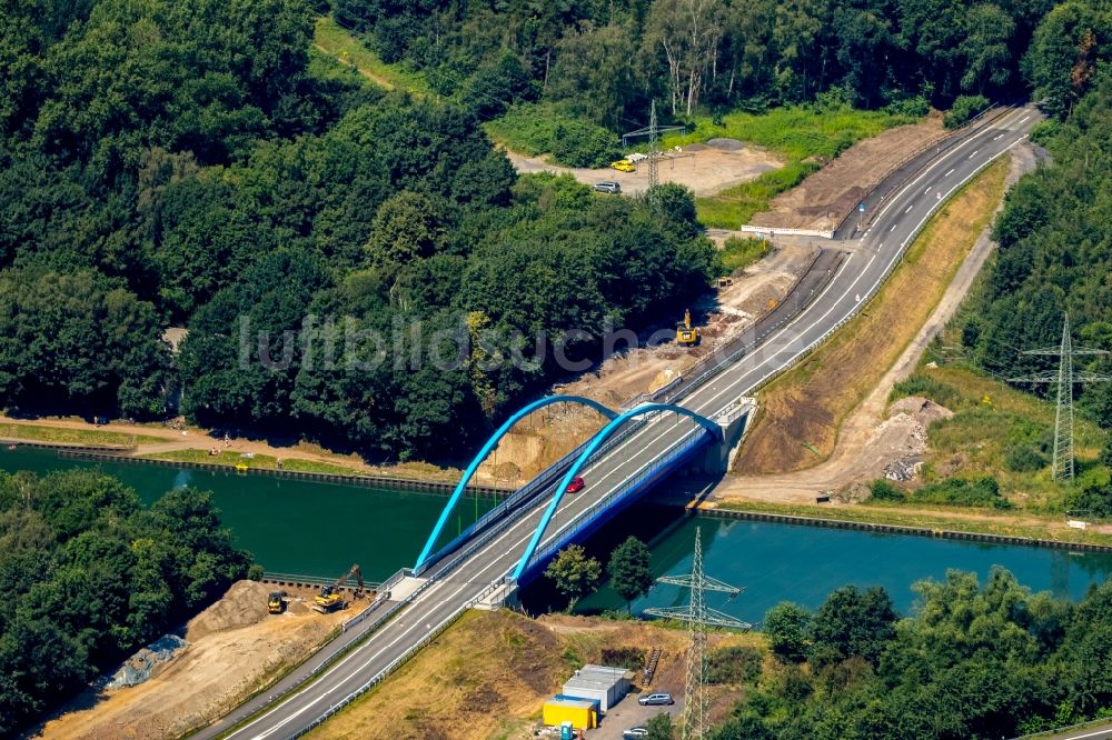 Marl aus der Vogelperspektive: Fluß - Brückenbauwerk Weser-Datteln-Kanal entlang der Hervester Straße in Marl im Bundesland Nordrhein-Westfalen