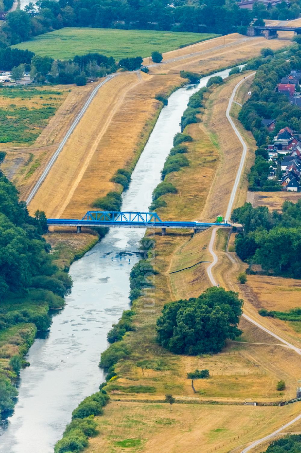 Marl aus der Vogelperspektive: Fluß - Brückenbauwerk Weser-Datteln-Kanal entlang der Hervester Straße in Marl im Bundesland Nordrhein-Westfalen