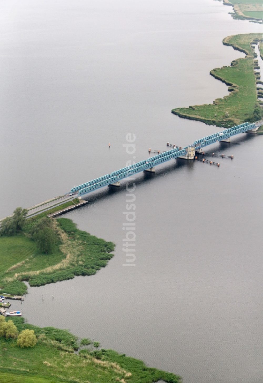 Usedom aus der Vogelperspektive: Fluß - Brückenbauwerk Zecheriner Brücke in Usedom im Bundesland Mecklenburg-Vorpommern, Deutschland