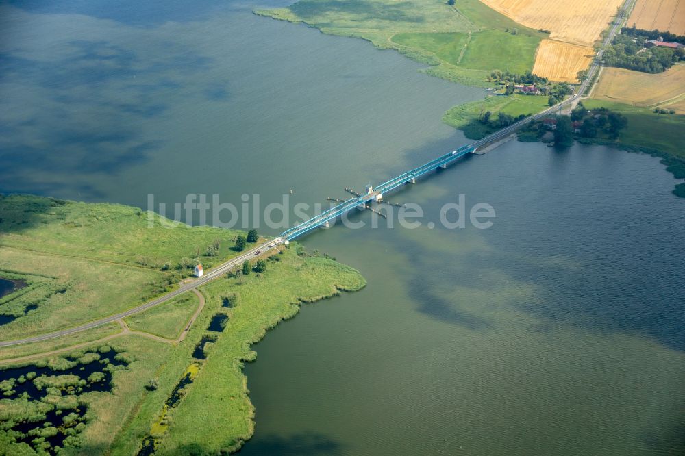 Usedom von oben - Fluß - Brückenbauwerk Zecheriner Brücke in Usedom im Bundesland Mecklenburg-Vorpommern, Deutschland