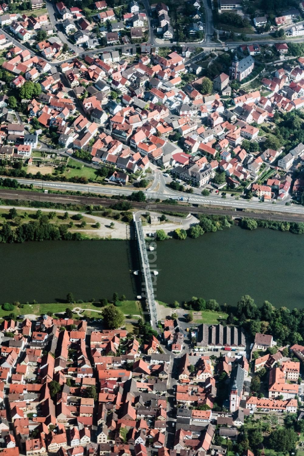 Luftbild Zellingen - Fluß - Brückenbauwerk Zellinger Brücke in Zellingen im Bundesland Bayern