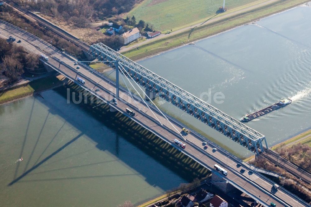 Wörth am Rhein von oben - Fluß - Brückenbauwerke der Bundesstraße 10 und der Regionalbahn über den Rhein zwischen Karlsruhe Maxau und Wörth am Rhein im Bundesland Rheinland-Pfalz, Deutschland