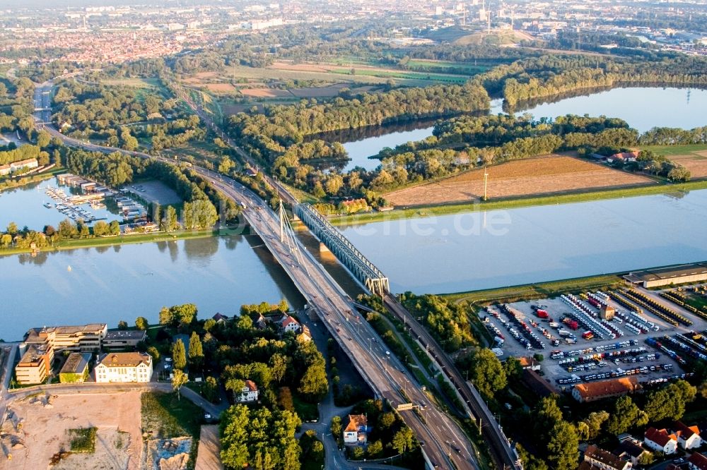 Luftaufnahme Wörth am Rhein - Fluß - Brückenbauwerke der Bundesstraße 10 und der Regionalbahn über den Rhein zwischen Karlsruhe Maxau und Wörth am Rhein im Bundesland Rheinland-Pfalz, Deutschland