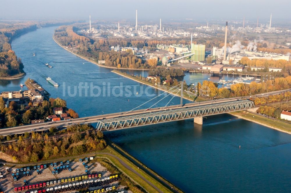 Wörth am Rhein aus der Vogelperspektive: Fluß - Brückenbauwerke der Bundesstraße 10 und der Regionalbahn über den Rhein zwischen Karlsruhe Maxau und Wörth am Rhein im Bundesland Rheinland-Pfalz, Deutschland