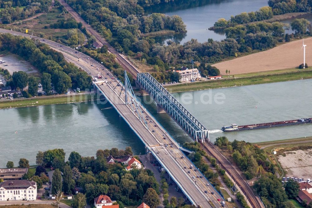 Luftbild Wörth am Rhein - Fluß - Brückenbauwerke der Bundesstraße 10 und der Regionalbahn über den Rhein zwischen Karlsruhe Maxau und Wörth am Rhein im Bundesland Rheinland-Pfalz, Deutschland