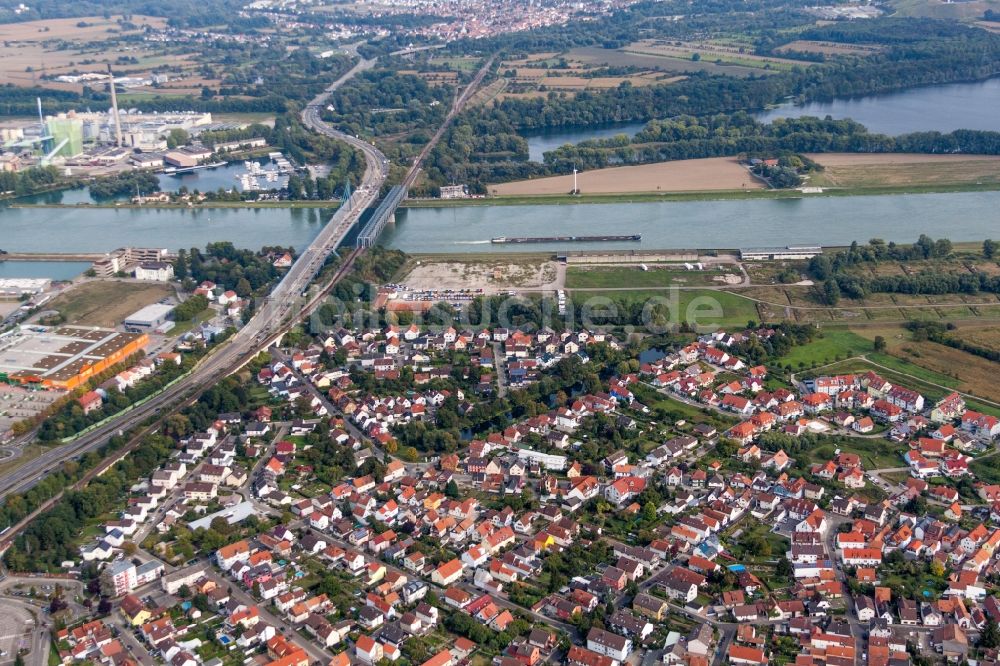 Luftaufnahme Wörth am Rhein - Fluß - Brückenbauwerke der Bundesstraße 10 und der Regionalbahn über den Rhein zwischen Karlsruhe Maxau und Wörth am Rhein im Bundesland Rheinland-Pfalz, Deutschland