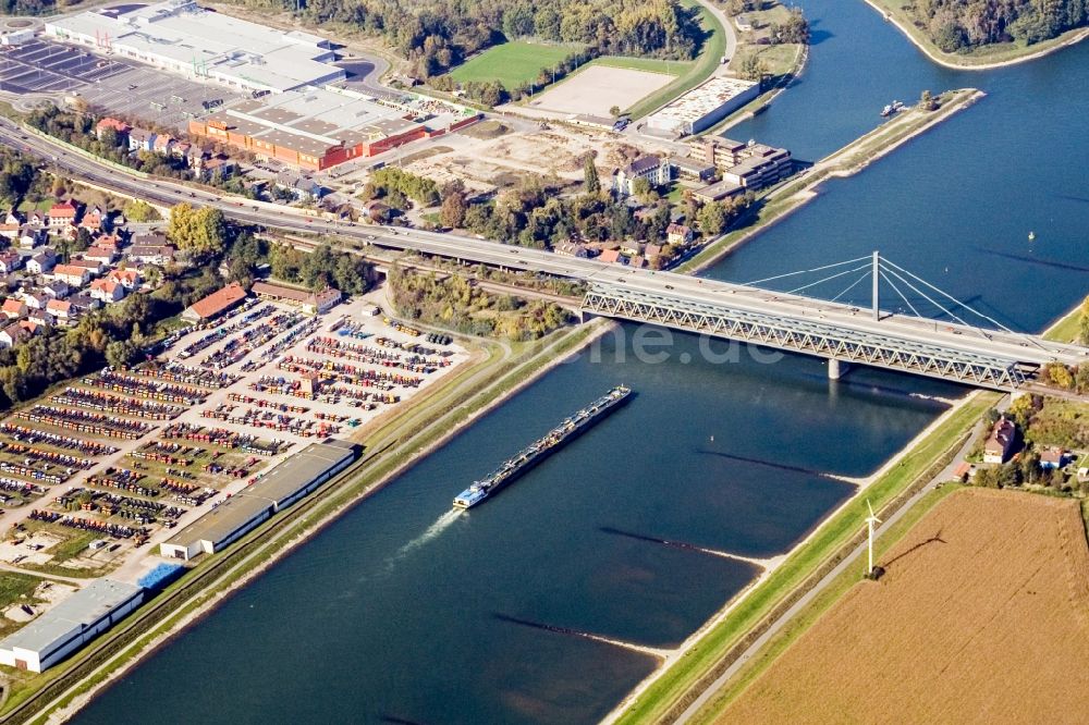 Wörth am Rhein von oben - Fluß - Brückenbauwerke der Bundesstraße 10 und der Regionalbahn über den Rhein zwischen Karlsruhe Maxau und Wörth am Rhein im Bundesland Rheinland-Pfalz, Deutschland