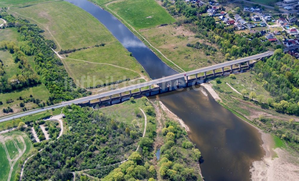 Muldestausee von oben - Fluß - Brückenbauwerk der Bundesstraße 183 über