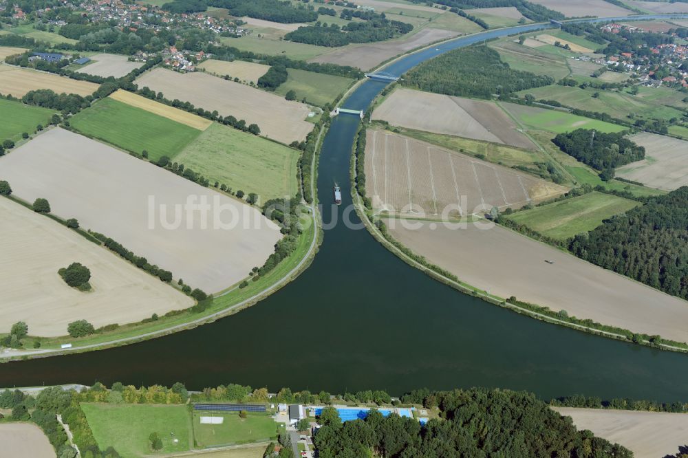 Edesbüttel von oben - Fluß- Delta und Strom- Mündung Elbe-Seitenkanal - Mittellandkanal in Edesbüttel im Bundesland Niedersachsen, Deutschland